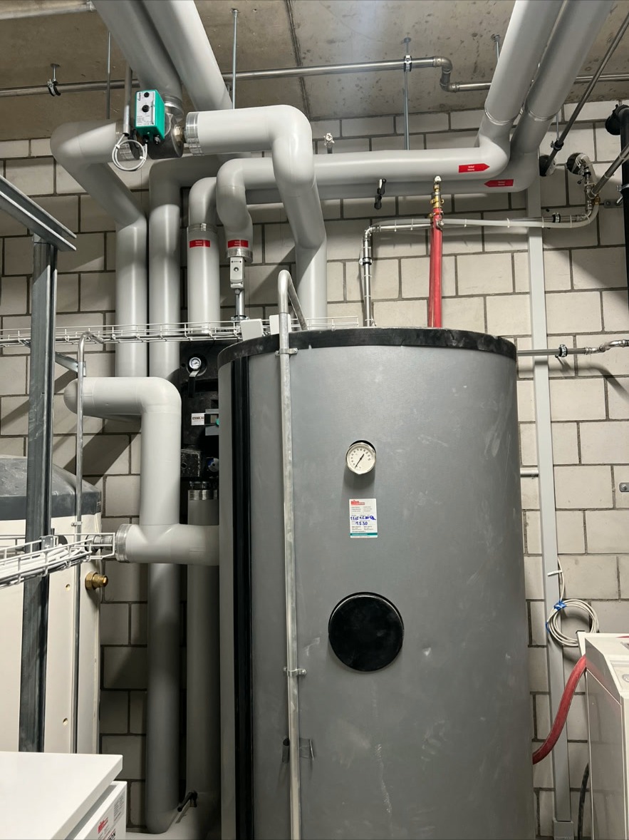 Grossspeicher mit isolierter Verrohrung – Heizungsinstallation